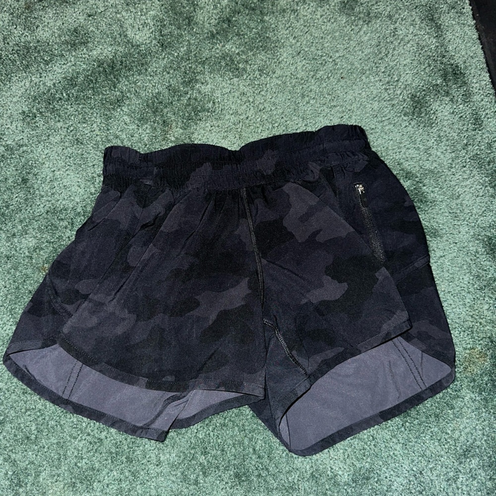 Lululemon 4” tracker short size 8